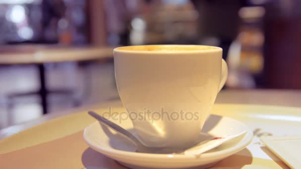 Detailní záběr na šálek kávy v kavárně