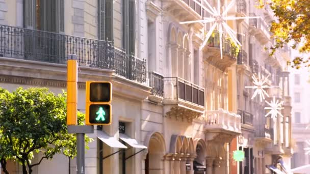 Semáforo verde a rojo para peatones en la calle Passeig de Gracia, Barcelona — Vídeos de Stock