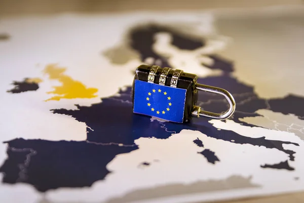 Vorhängeschloss über eu map, gdpr-Metapher — Stockfoto