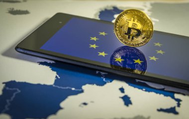 Smartphone, AB bayrağı ve harita üzerinde altın Bitcoin ile mali kavramı.