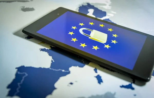 Kłódka i UE flaga wewnątrz smartphone i UE mapę, metafora Gdpr — Zdjęcie stockowe