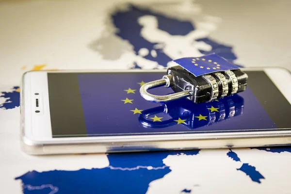 Cadeado sobre um smartphone e mapa da UE, metáfora GDPR — Fotografia de Stock