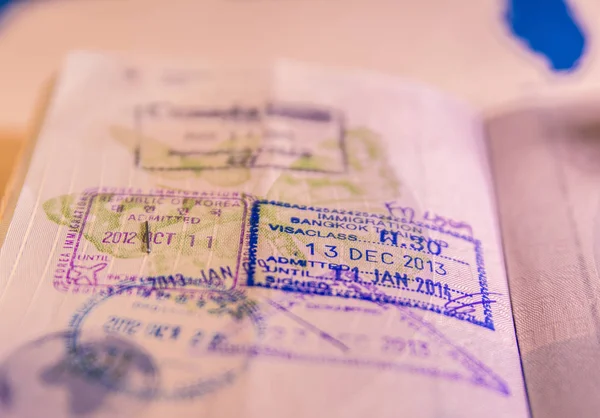 Sınır damgaları ile pasaport sayfası, turizm arka planı