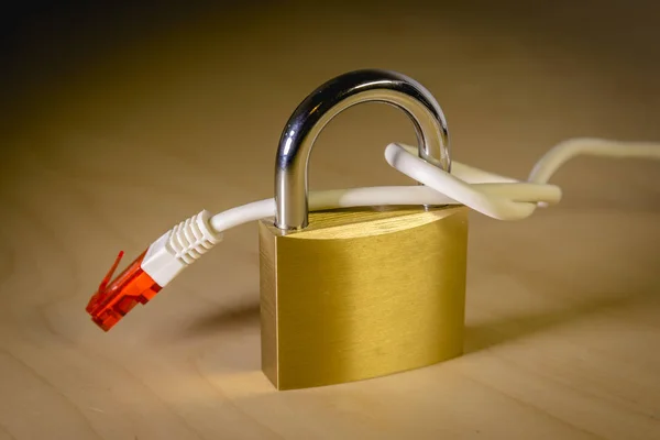 Geknoopte netto kabel rond een hangslot — Stockfoto