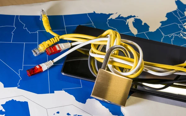 Knotted net cable around a padlock over a US map — Stock Photo, Image