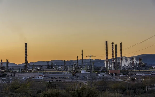 Fábrica de pila de humo - refinería de petróleo - planta petroquímica — Foto de Stock