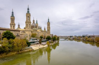 Katedral el Pilar ve Ebro Nehri Zaragoza, İspanya.