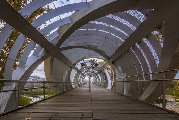 Arganzuela voetgangersbrug, Madrid, Spanje — Stockfoto