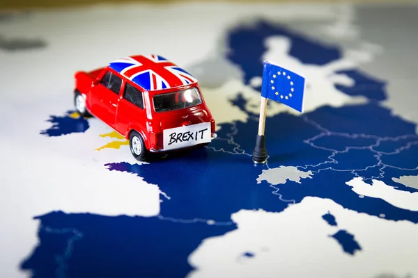 Coche vintage rojo con bandera Union Jack y brexit o palabras de adiós sobre un mapa UE y bandera . — Foto de Stock