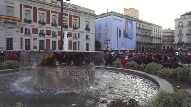 Plac Puerta del Sol w czasie świąt Bożego Narodzenia w Madrycie, Hiszpania. Slowmotion 120fps — Wideo stockowe