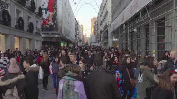 Madrid, İspanya, Aralık 2017: insanlar kalabalık Madrid sokakta yürürken — Stok video
