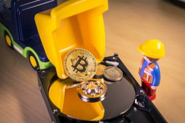Altın Bitcoin taşıma ya da bir sabit disk üzerinde bir kamyon yükleme