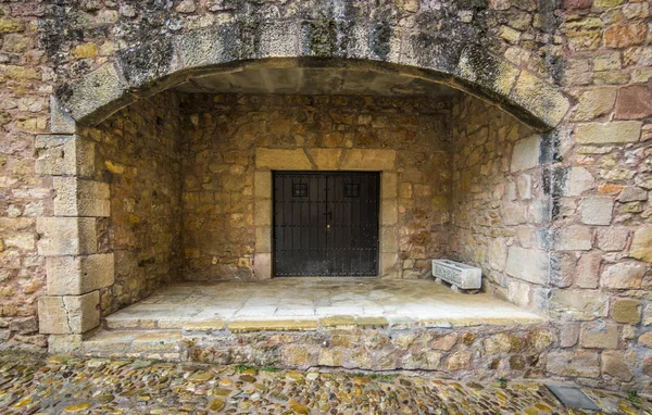 Alte hölzerne Tür eines Schlosses in Siguenza, Spanien — Stockfoto