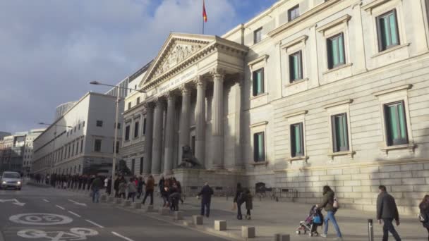 Congresso Espanhol de Deputados edifício em Madrid, Espanha . — Vídeo de Stock