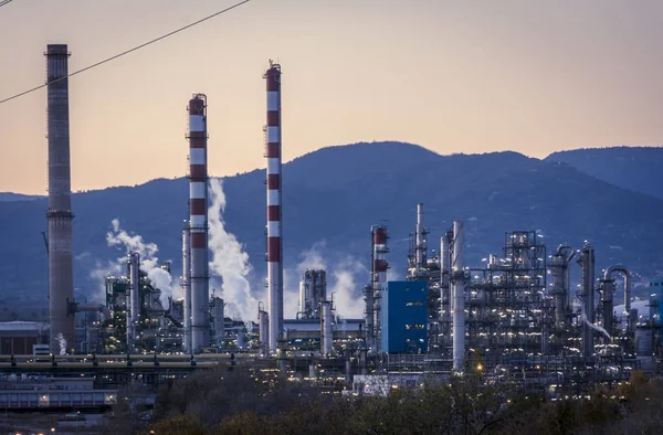 Fábrica de pila de humo - refinería de petróleo - planta petroquímica — Foto de Stock