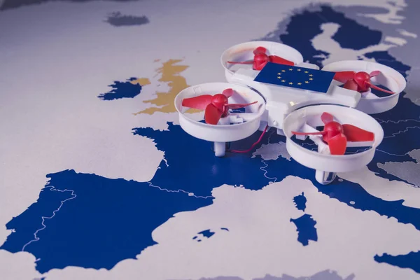 Mini dronă care zboară pe o hartă a UE. Reguli europene pentru conceptul de lege a aeronavelor aeriene cu drone — Fotografie, imagine de stoc