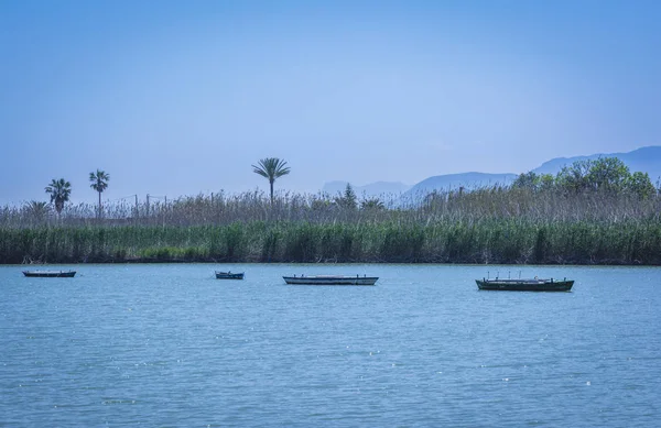 Sakin göl balıkçı tekneleri ile. Estany de cullera gölünde tatlı su. Valencia, İspanya — Stok fotoğraf