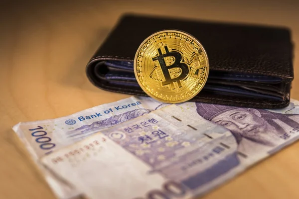 Sul-coreano ganhou moeda e bitcoin. Conceito de negócio . — Fotografia de Stock