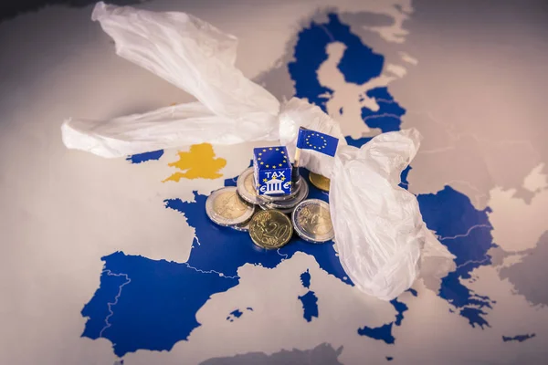 Карта ЕС с монетами евро и пластиковым пакетом, символизирующим европейское пластиковое налоговое регулирование . — стоковое фото