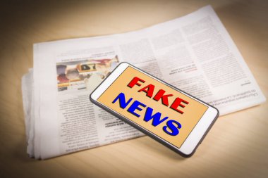 Sahte haber kelime üstünde ekran üzerinde bir gazete. Sahte Haberler, Hoax kavramı
