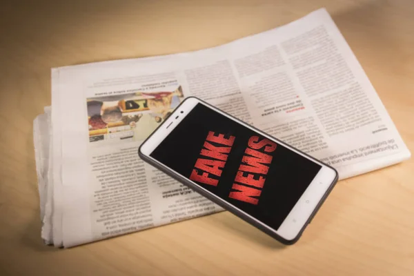 Red fake News parole sullo schermo su un giornale. Notizie false, concetto HOAX — Foto Stock