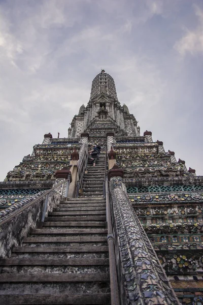 Gente escalando la pagoda principal en Wat Arun El Templo del Amanecer en Bangkok — Foto de Stock