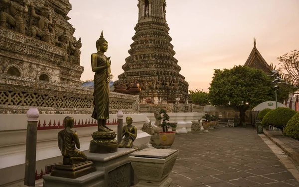 Boeddhistische standbeeld staan voor de oude tegels Wat Arun tempel, Bangkok, Thailand — Stockfoto