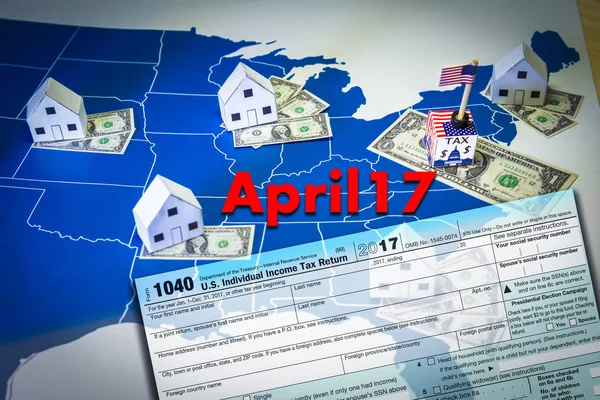 Familie huizen met dollarbiljetten en de centrale overheid belasting over een Amerikaanse kaart — Stockfoto