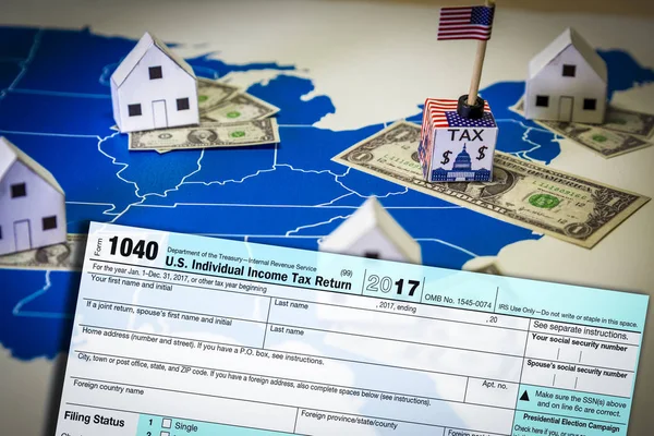 Casas familiares con billetes de dólar e impuestos del gobierno central sobre un mapa de EE.UU. —  Fotos de Stock