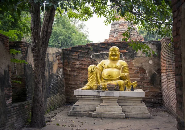 Şişman Buda heykeli Wat Phu Khao tanga Ayutthaya içinde gülüyorsun. Tayland. — Stok fotoğraf