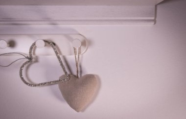 Kalp şekli askı kırmızı bir arka plan üzerinde. Sevgililer günü kavramı