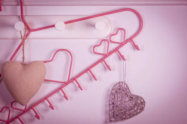 Percha de ropa Pink Heart sobre fondo rojo. Concepto de San Valentín — Foto de Stock