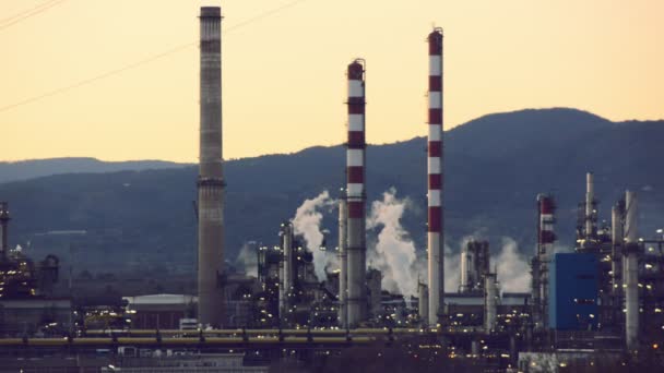 Factory Smoke Stack Instalação Petroquímica Refinaria Petróleo Gás Crepúsculo — Vídeo de Stock