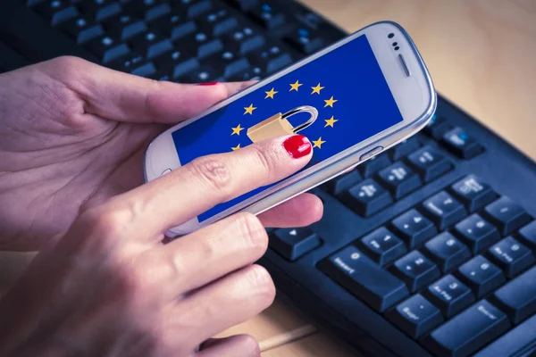 Padlock and EU flag on smartphone screen, GDPR metaphor — Stock Photo, Image