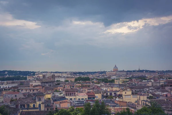 Μπλε ώρα μοναδική πανοραμική θέα πάνω από το ιστορικό κέντρο της Ρώμης, Ιταλία — Φωτογραφία Αρχείου