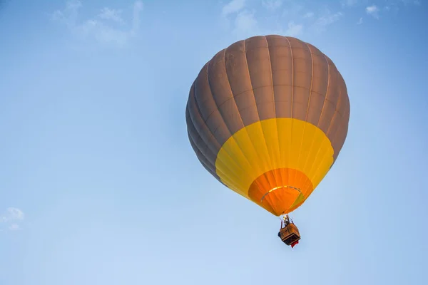 Sıcak hava balonu mavi saatte — Stok fotoğraf