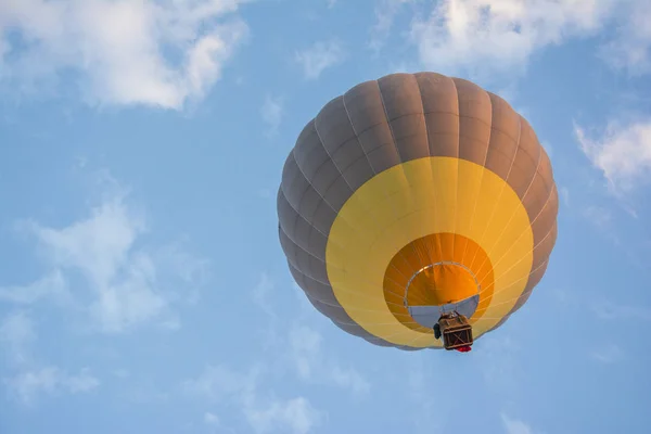 Horkovzdušný balón na modré hodiny — Stock fotografie