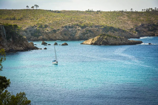 Barca a vela su acque blu mediterranee nell'isola di Ibiza — Foto Stock