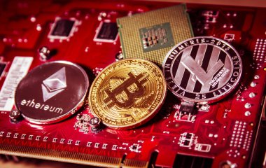 Fiziksel bitcoin, ethereum ve Litecoin ile mali kavram üzerinde bir Video kartı.