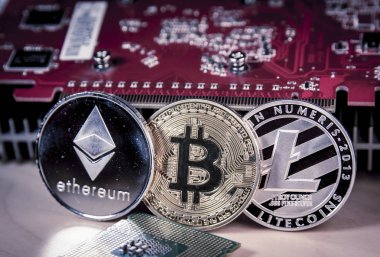 Bir Video kartı ile fiziksel bitcoin, ethereum ve Litecoin ile mali kavramı.