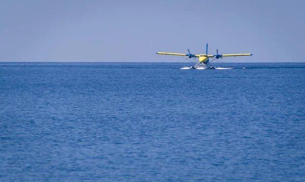 Privates Wasserflugzeug landet in der Ozeanlagune. — Stockfoto