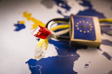 Asma kilit ile net kablo üzerinden AB harita arka plan Gdpr metafor üzerinde