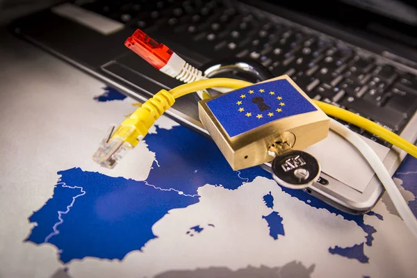 Candado sobre un ordenador portátil y un mapa de la UE, metáfora del RGPD — Foto de Stock