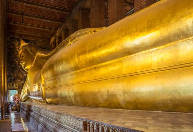 Bangkok Wat Pho Tapınağı'nda dev Buda uzanmış