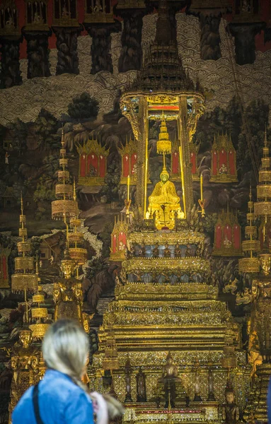 Турист смотрит на Изумрудный Будда в Таиланде . — стоковое фото