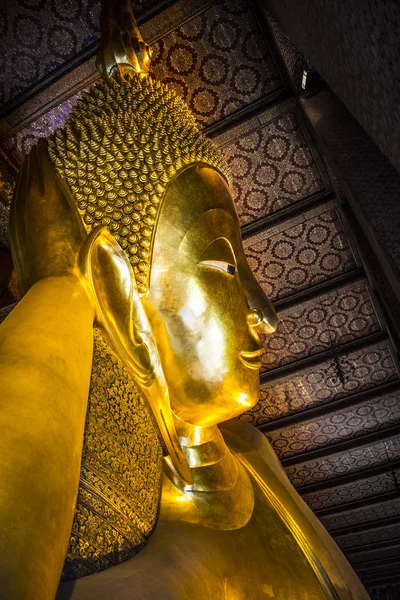 Olbrzymie leżącej Buddy w świątyni Wat Pho w Bangkok — Zdjęcie stockowe