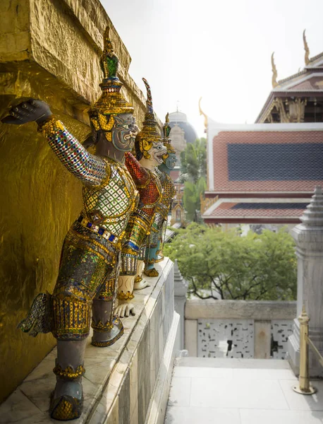 Statue demoniache nel tempio di Wat Phra Kaew, Bangkok, Thailandia — Foto Stock