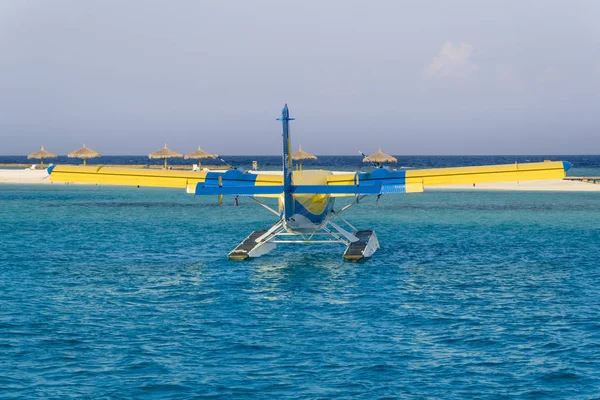 Avião marítimo privado na lagoa oceânica . — Fotografia de Stock