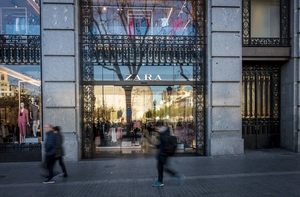 Barcelona, Spain. February 2018: People walking in front of Zara shop windows — Stock Photo, Image