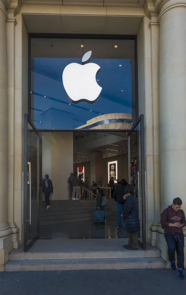 Barcelona, Hiszpania, lutego 2018: Apple store front — Zdjęcie stockowe